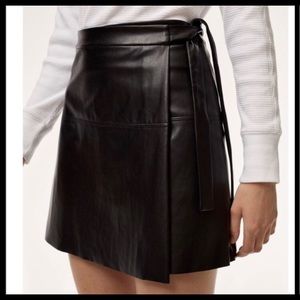 Aritzia skirt in black. Size xxs